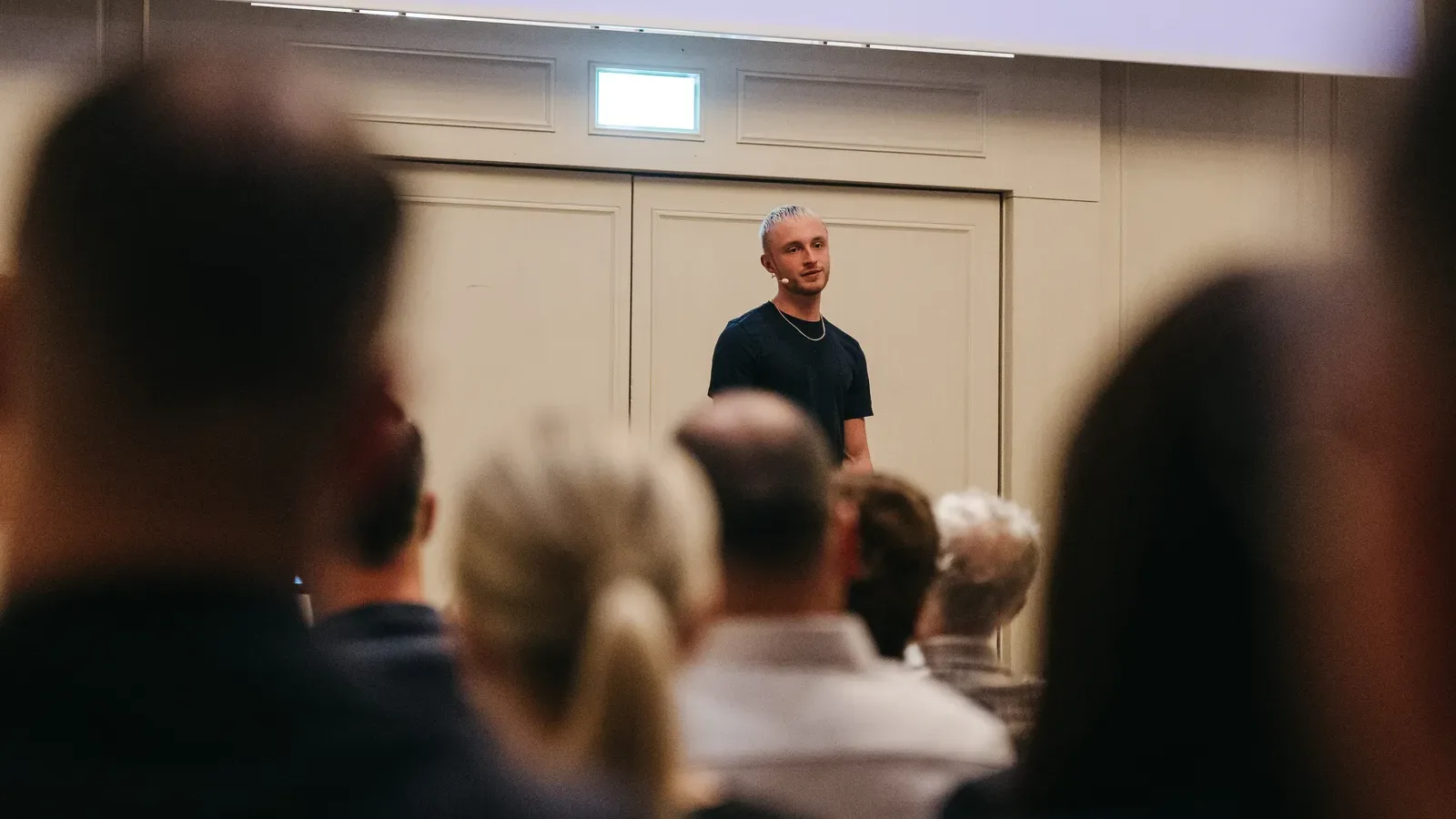Charles Bahr spricht vor Publikum