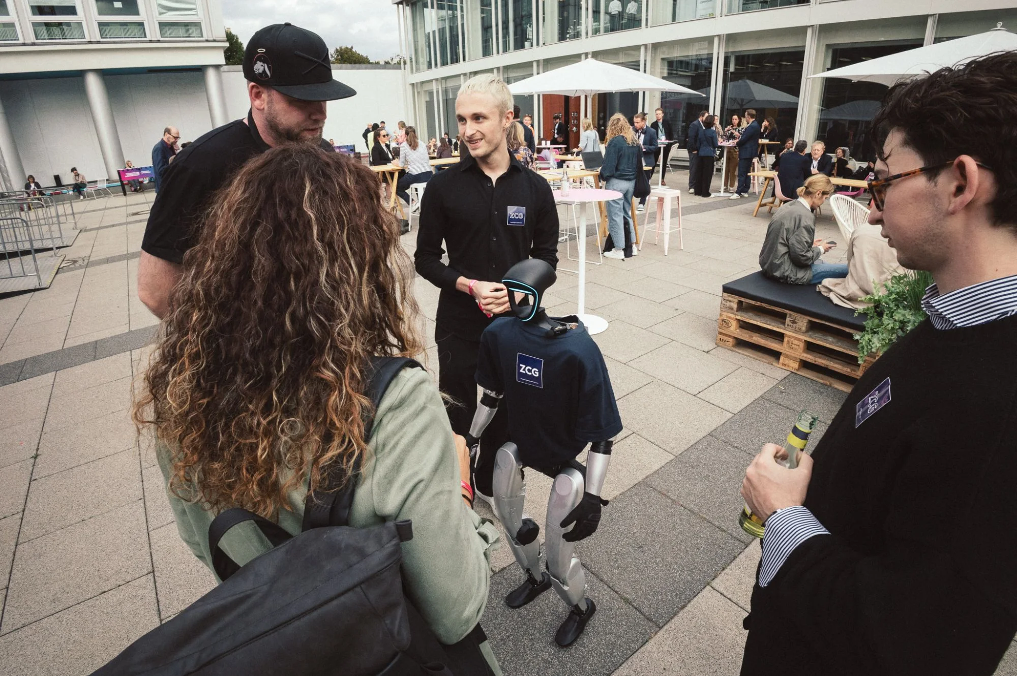 Gespräche am ZCG-Roboter auf dem Kommunikationskongress 2026