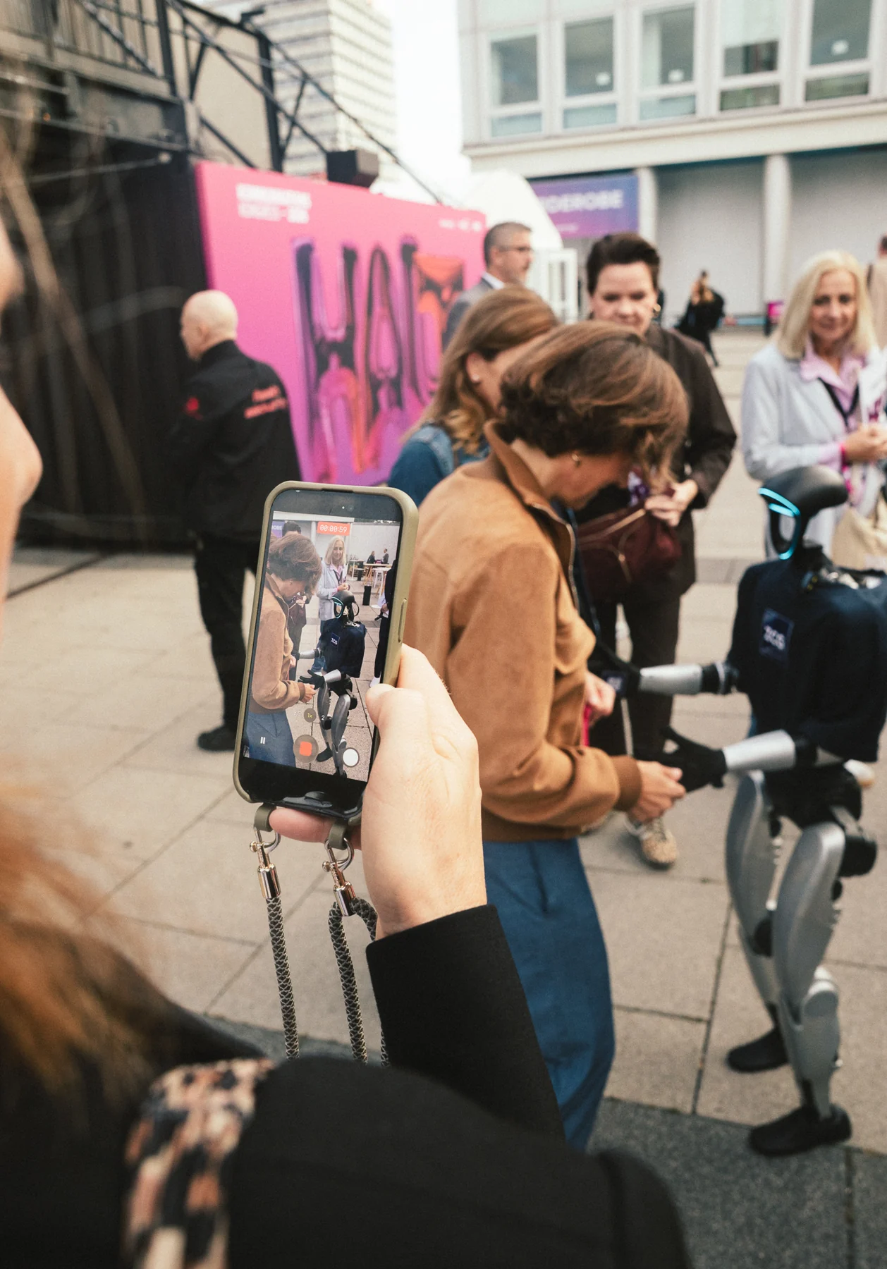 Eine Besucherin hält die Interaktion mit dem Smartphone fest. Foto: Ramiro Simone.