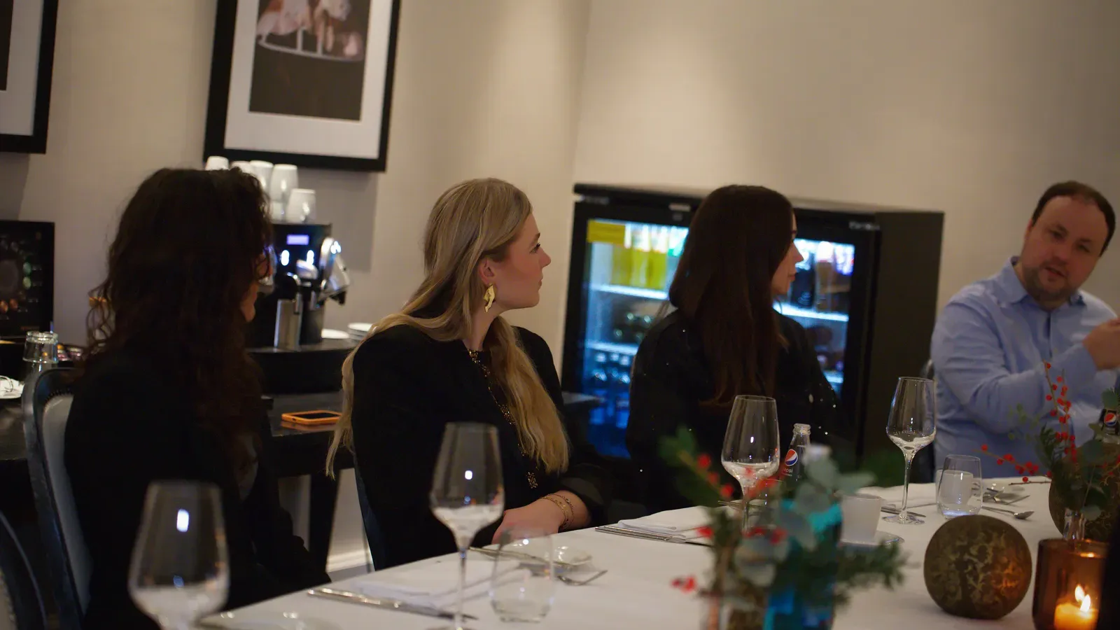 Das ZCG-Team am Tisch beim Teamevent 2023
